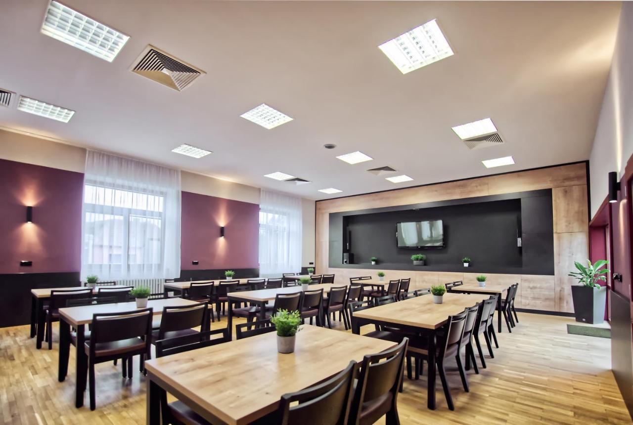 Restaurace A Penzion Praha Dolní Dunajovice Exteriör bild
