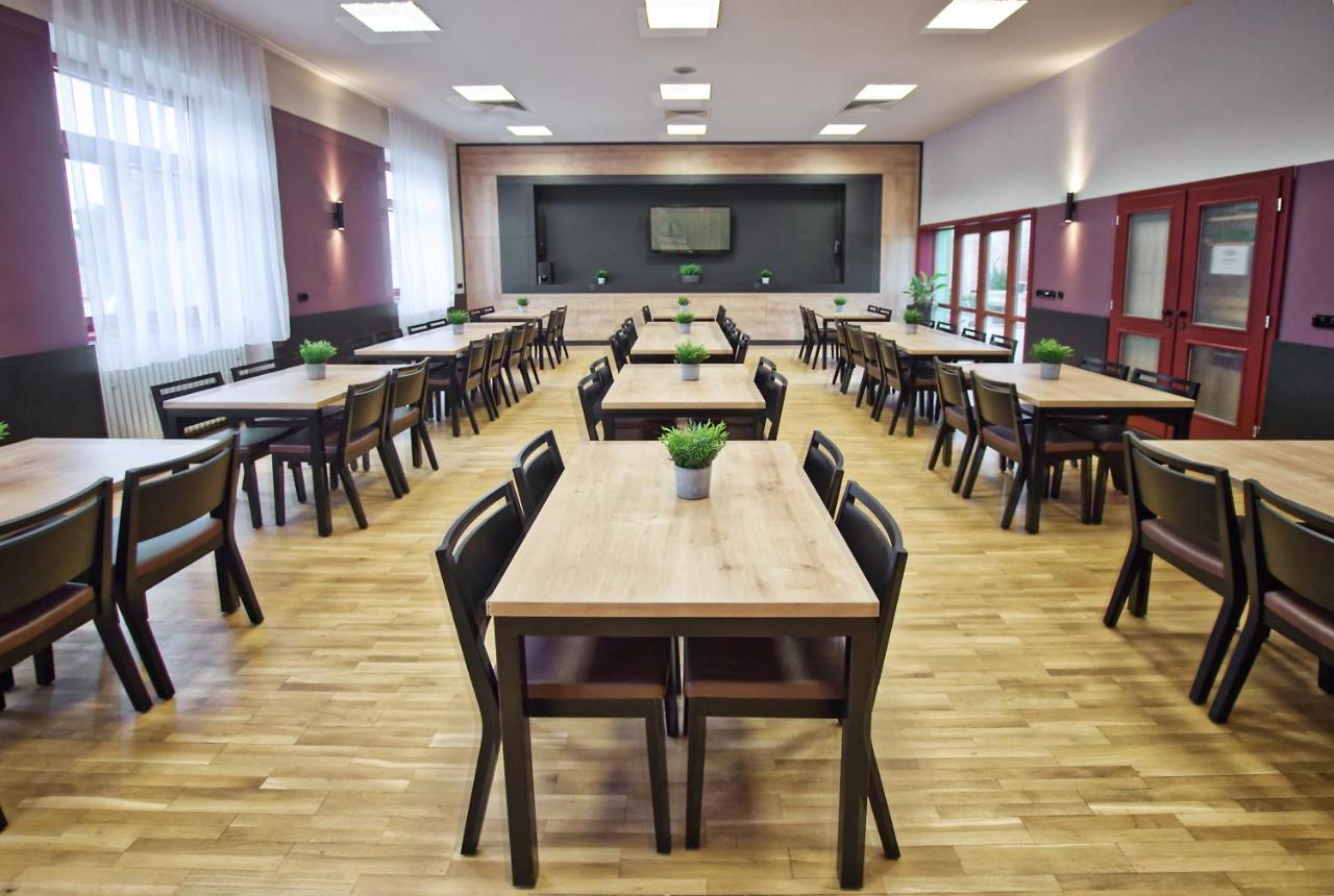 Restaurace A Penzion Praha Dolní Dunajovice Exteriör bild