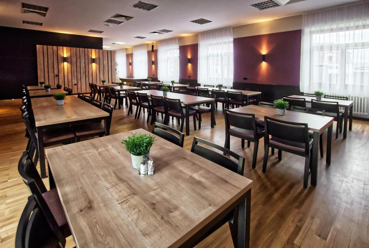 Restaurace A Penzion Praha Dolní Dunajovice Exteriör bild