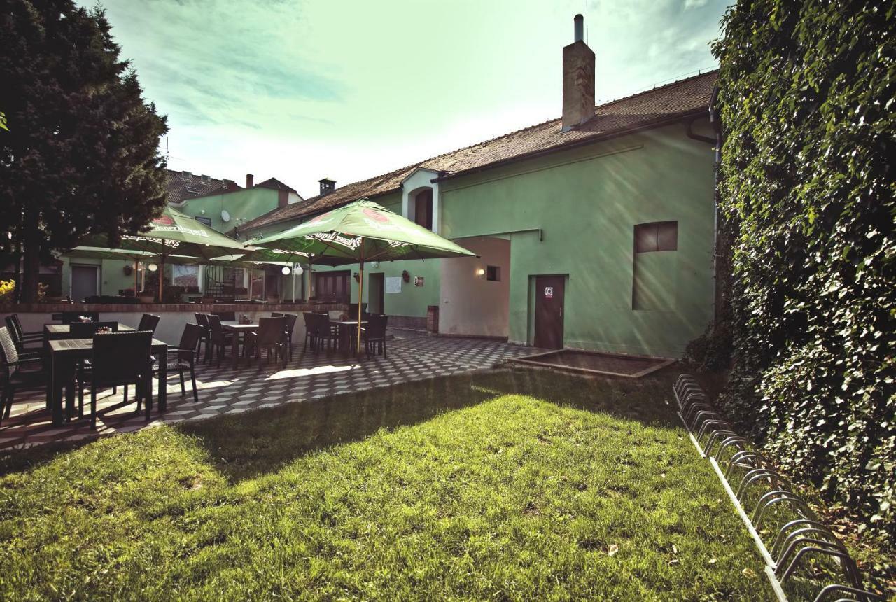 Restaurace A Penzion Praha Dolní Dunajovice Exteriör bild
