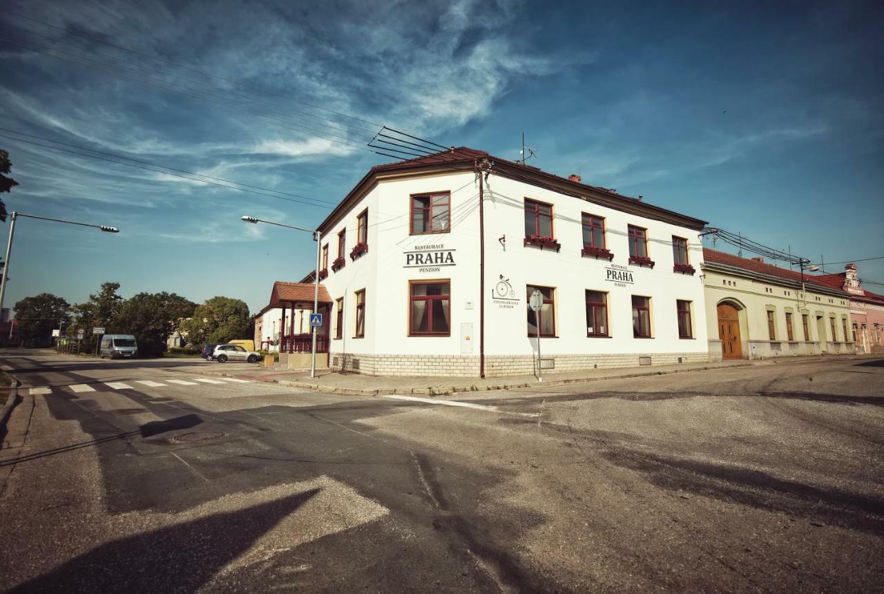 Restaurace A Penzion Praha Dolní Dunajovice Exteriör bild