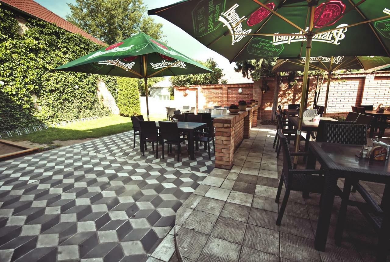 Restaurace A Penzion Praha Dolní Dunajovice Exteriör bild