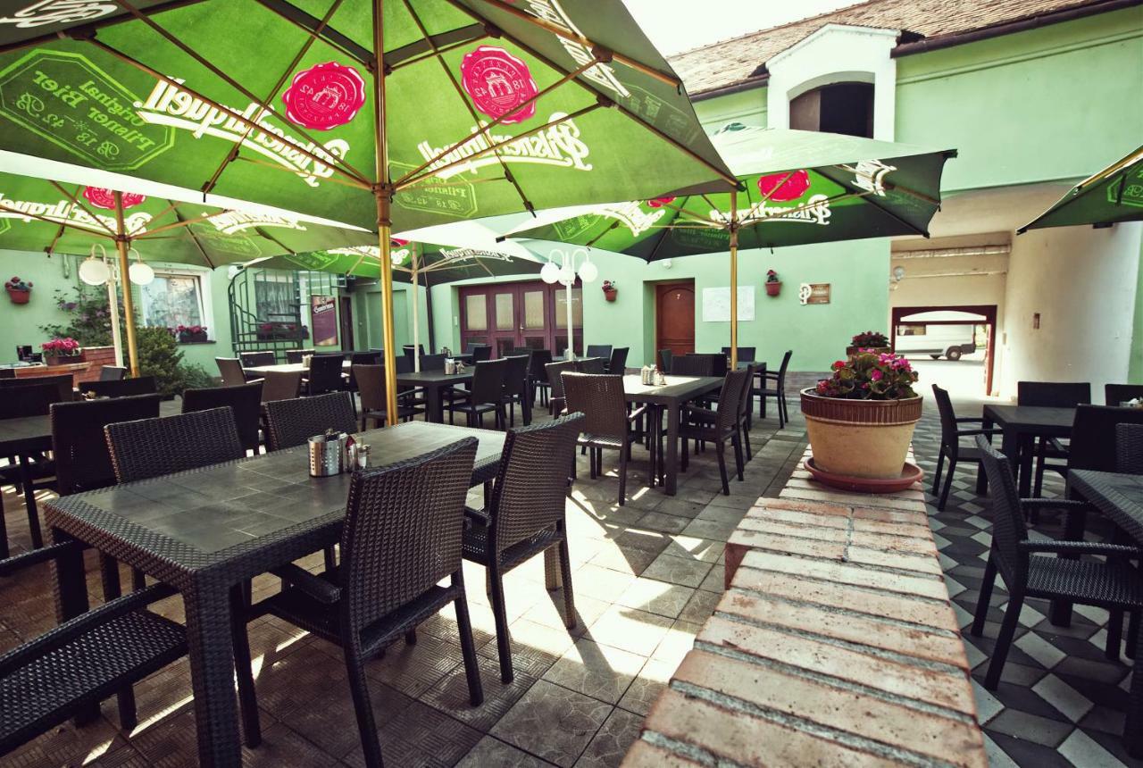 Restaurace A Penzion Praha Dolní Dunajovice Exteriör bild