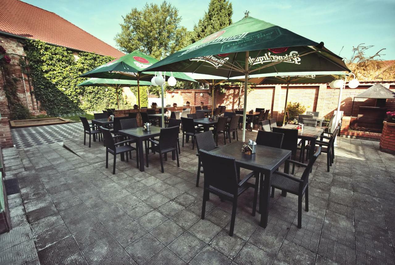 Restaurace A Penzion Praha Dolní Dunajovice Exteriör bild